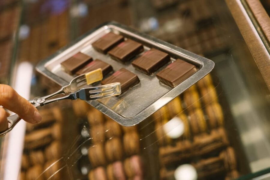 Paris: Pastry & Chocolate Walking Tour With Tastings
