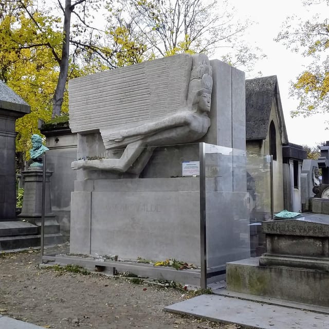Paris: Père Lachaise Cemetery Visit With Seine River Cruise