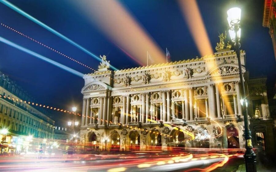 Paris: Private Night Sightseeing Tour by a Local
