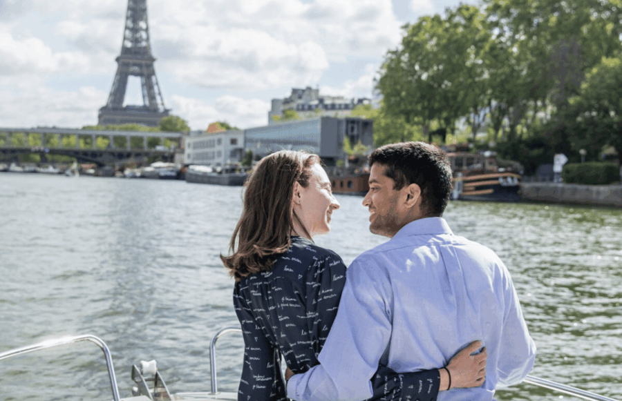Paris Private River Cruise With Rosé and Macarons
