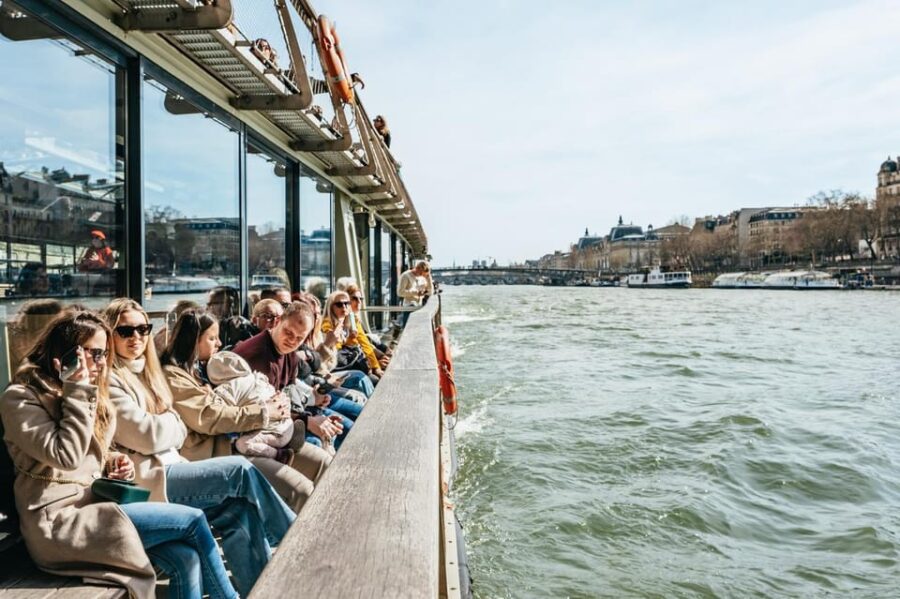 Paris: Seine Cruise and Macaron Tasting by the Eiffel Tower