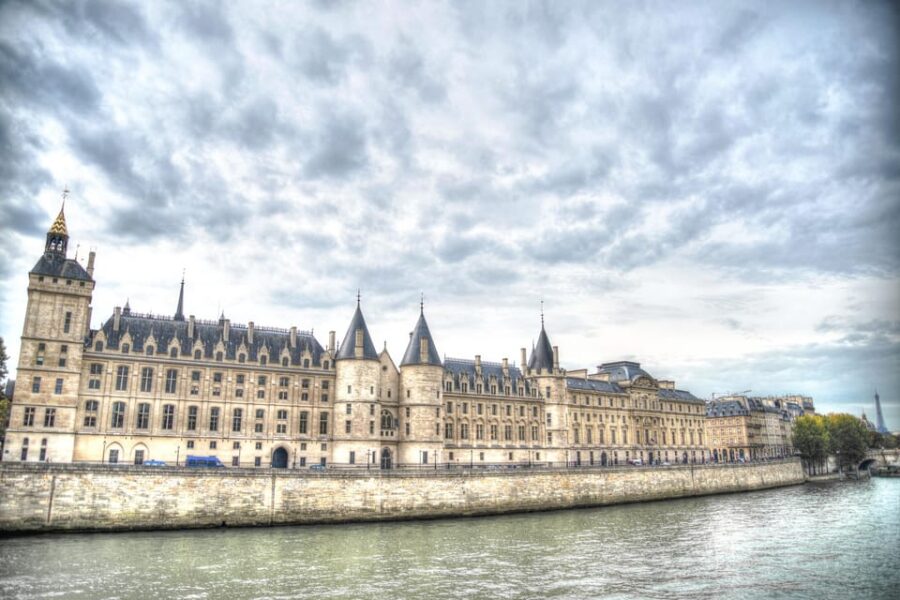 Paris: Walking Tour With Notre-Dame Cathedral Visit