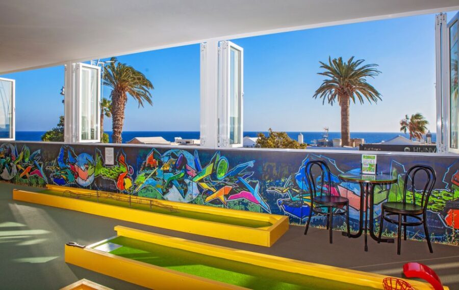 Puerto Del Carmen: Indoor 18 Hole Crazy Mini Golf Experience