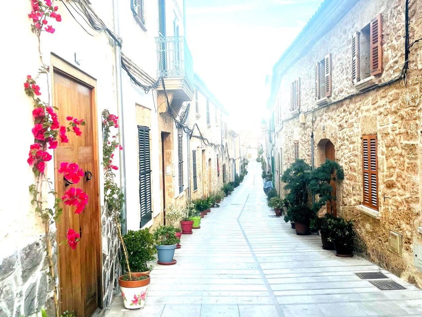 Santa Ponca: Couplewalk, Fun Game and City Walk for Couples