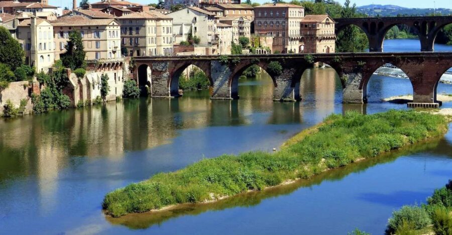 Toulouse: Albi and Cordes/Ciel Day Trip With Audio Guides
