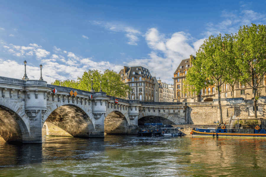 Paris Historic Islands Walk: Seine, Notre Dame & Louvre View - Tour Overview