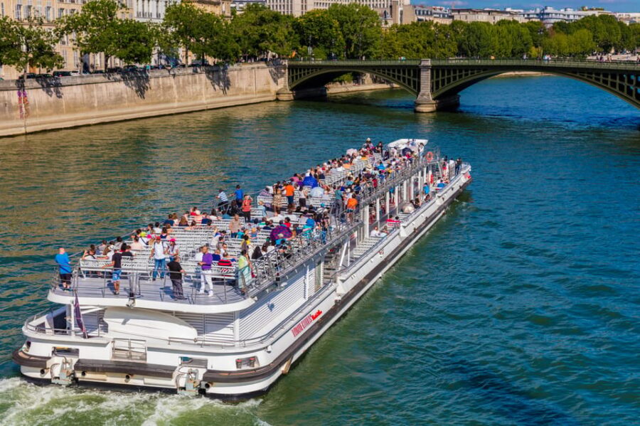 Paris : Scenic Cruise on the Seine River With Champagne