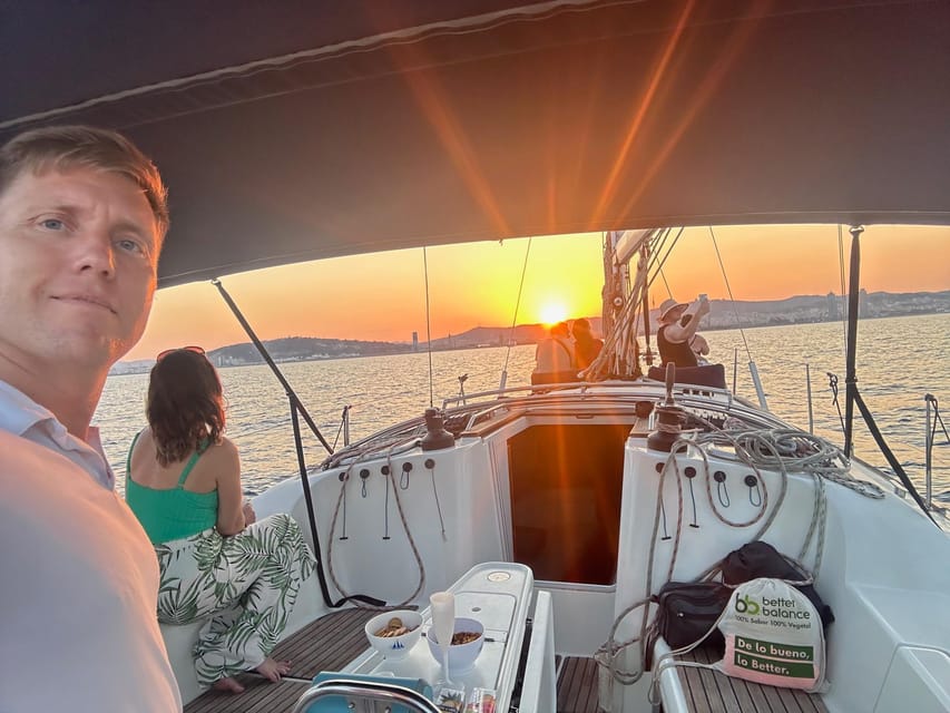 Barcelona: Boat Trip With Champagne