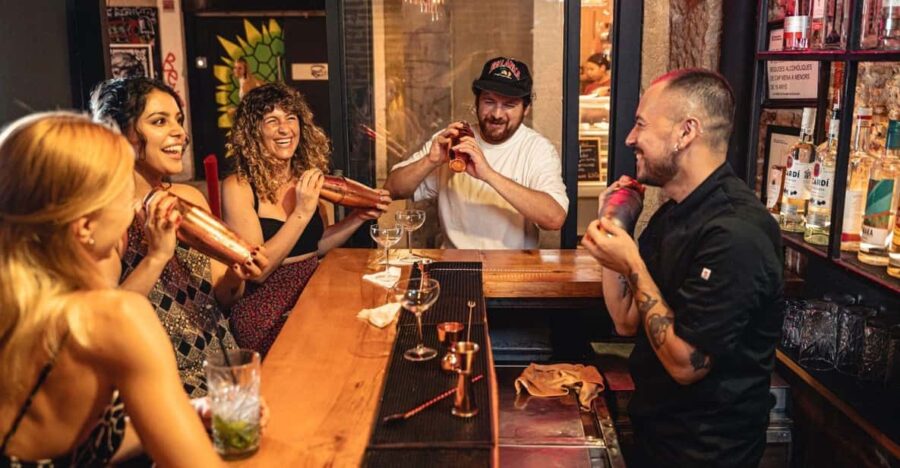 Barcelona: Cocktail Class With Mixologist & Tapas