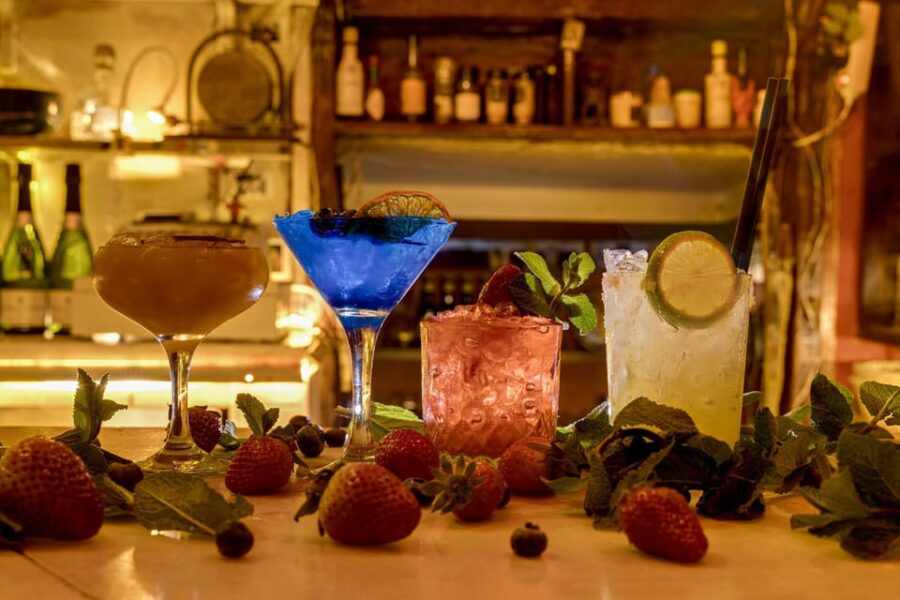 Barcelona: Cocktail Making Class With Tapas