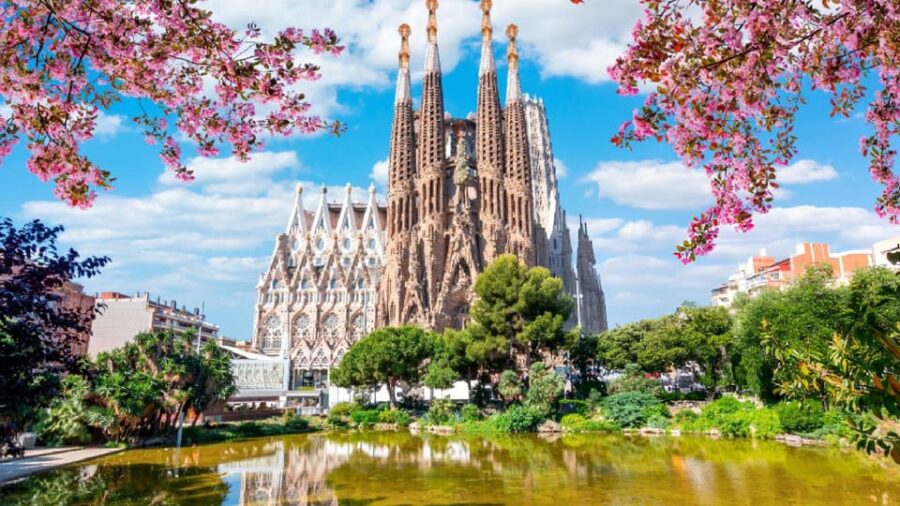 Barcelona: Exclusive Gaudis Sagrada Familia Walking Tour