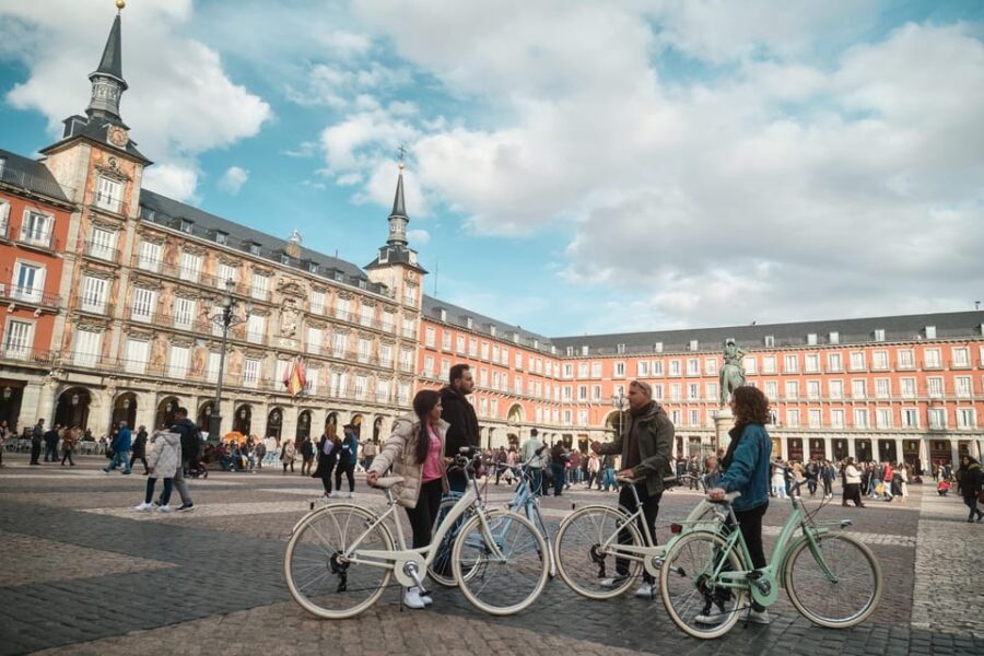 BiciTapeo : Tapas and Highlights Guided Vintage Bike Tour