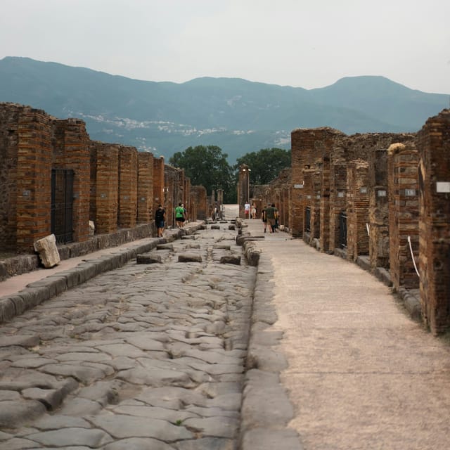 Discover Pompeii: Italian Walking Tour of the Buried City