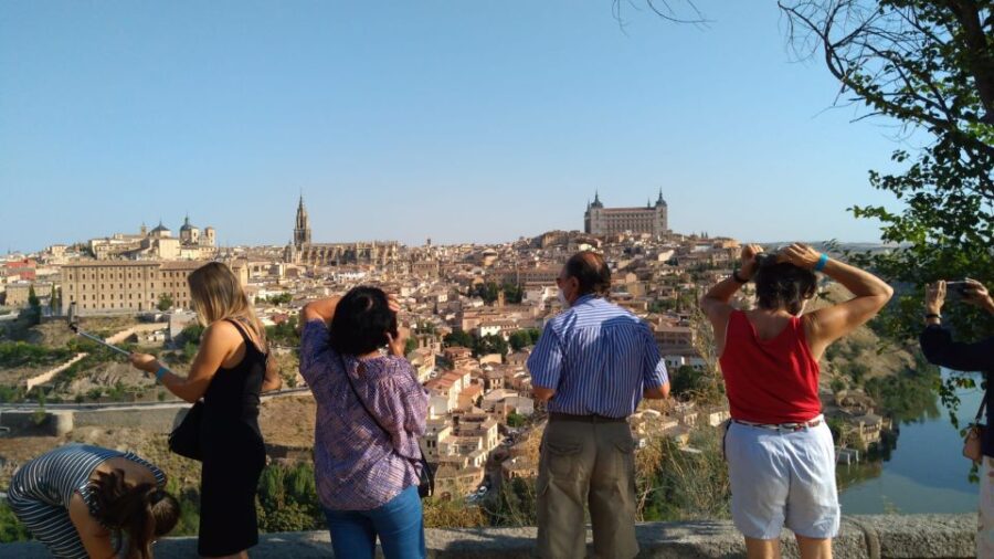 From Madrid: Guided Day Trip to Segovia and Toledo