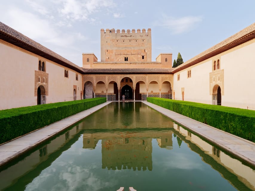 Granada: Alhambra Guided Tour Including Nasrid Palaces