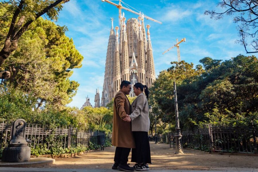 Romantic Photoshoot Experience for Couples in Barcelona