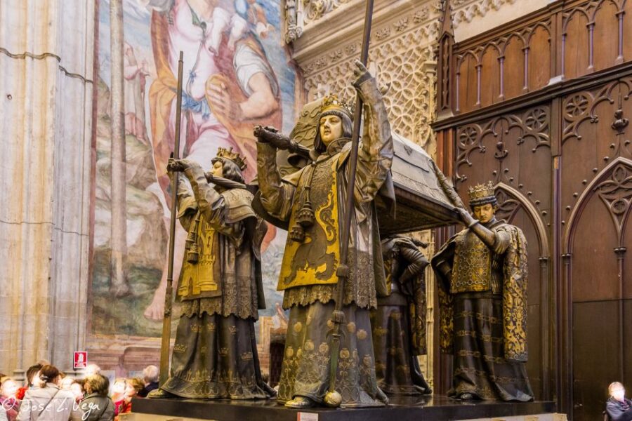 Seville: Small-Group Cathedral and Giralda Tour With Tickets