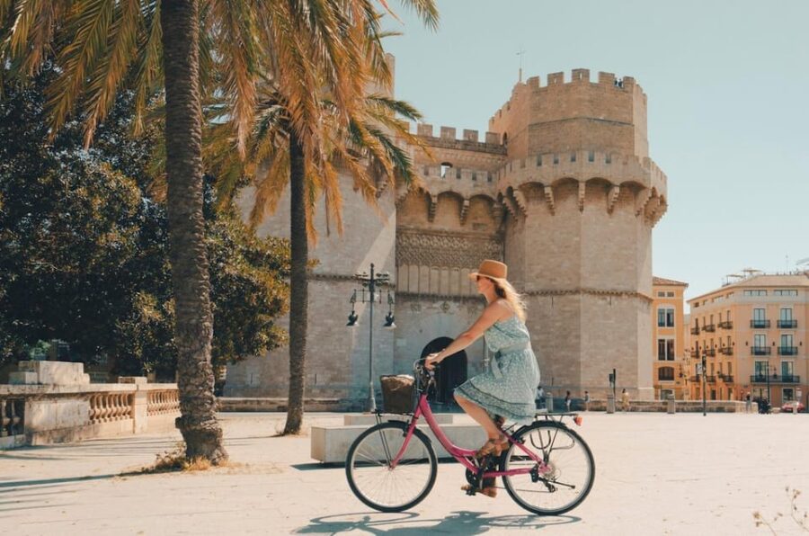 Valencia: Private City Tour on Bike With Drink Stop