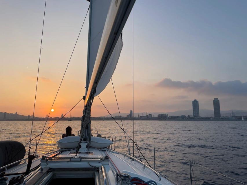 Barcelona: Sailboat Ride With Drinks and Snacks