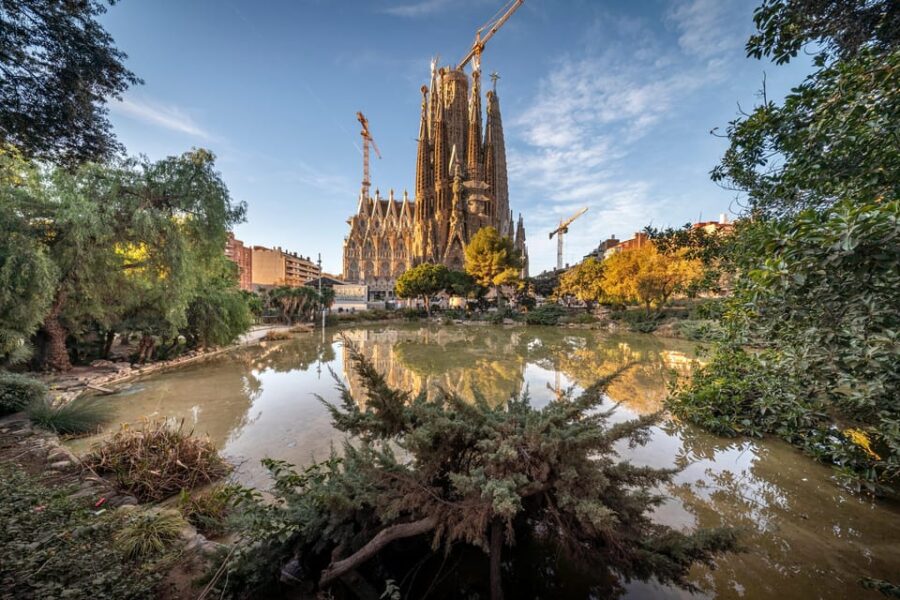 Sagrada Familia Tour With Express Entry and Local Guide