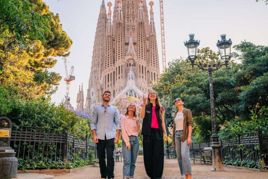 Sagrada Familia With Official Guide & Fast-Track Entry