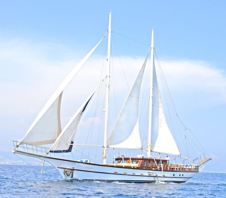 Barcelona: 2h Luxurious Sailing Cruise With Open Bar