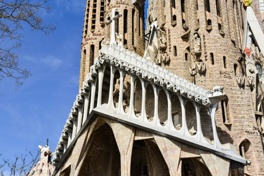 Barcelona: Guided Tour E-Bike Barcelona Historical and Modernist Barcelona