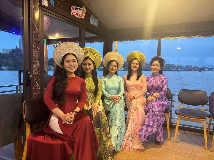 Hue: Folk Song on Perfume River Dragon Boat