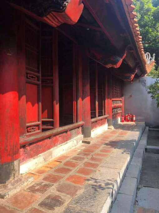 HANOI: MOTORBIKING TO TRAIN STREET AND TEMPLE OF LITERATURE - Tips for an Enjoyable Motorbike Tour