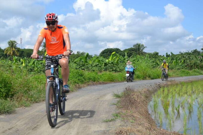 Chiang Mai: Sticky Waterfall, Lake Kayak and Cycling Tour - Enjoying a Delicious Thai Lunch