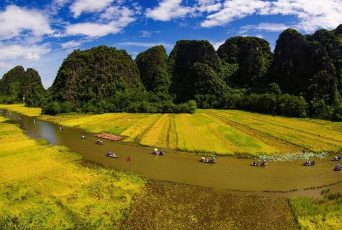 Hanoi: Trang An Boat, Bai Dinh Pagoda, & Mua Cave Day Tour - Hiking to Mua Cave: The Journey to Dragon Peak