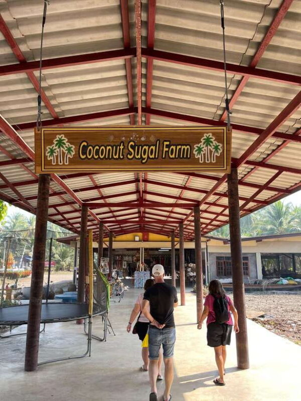 1-Day Trip: Floating Market & Railway Market by Toyota Camry - Customer Feedback