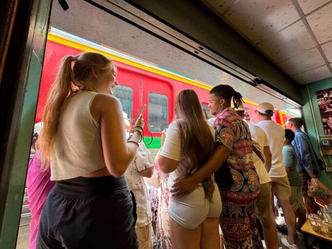 Bangkok: Damnoen Saduak Floating Market & Train Market Tour - Discovering the Damnoen Saduak Floating Market