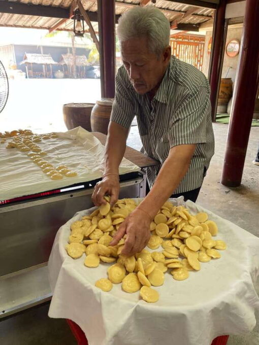 1-Day Trip: Floating Market & Railway Market by Toyota Camry - Flexible Cancellation Policy
