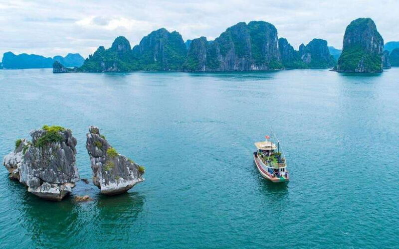 Ha Long Bay: 4.Hour Cruise With Caving, Kayaking, & Lunch - Caving Adventure at Thien Cung Grotto