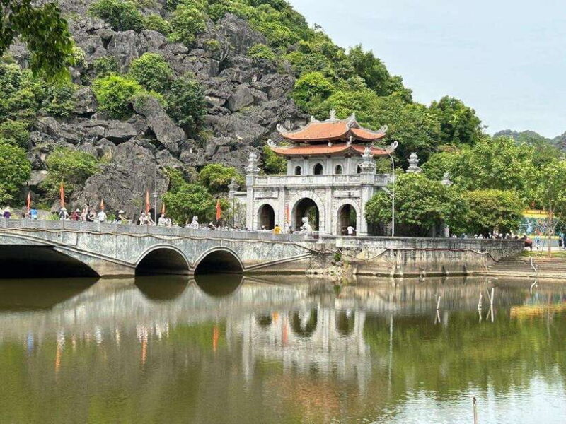Ninh Binh Day Trip With Transfer, Lunch, Ticket and Cycle - Local Cuisine Experience