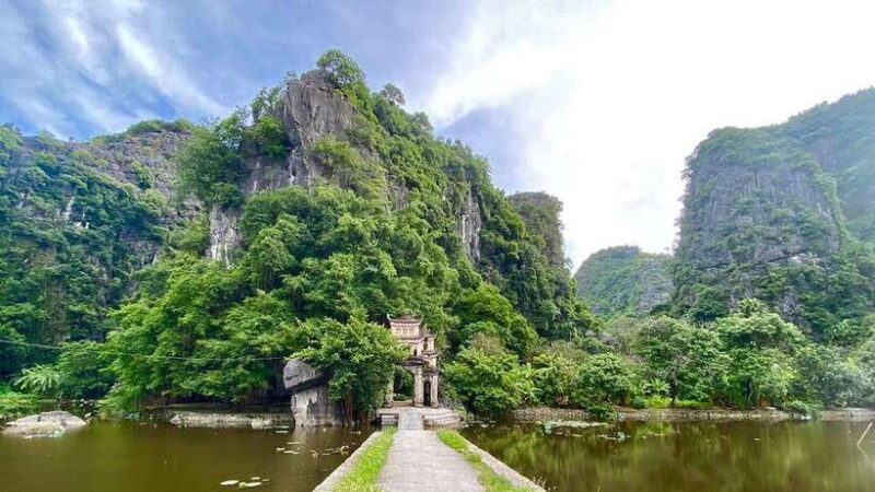 EXPERIENCE HOA LU – TAM COC – CYCLING DAY TOUR - Bamboo Boat Trip in Tam Coc