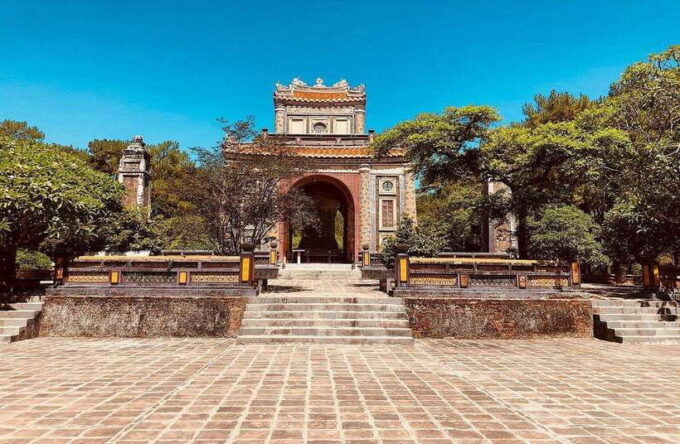 Hue Tour: Walking in Imperial City With Optional Dragon Boat - The Dragon Boat Experience