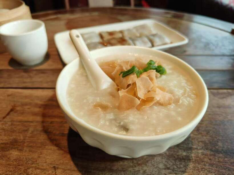 Beijing: Dim Sum Breakfast & Hutong History Tour - Exploring Wudaoying Hutong