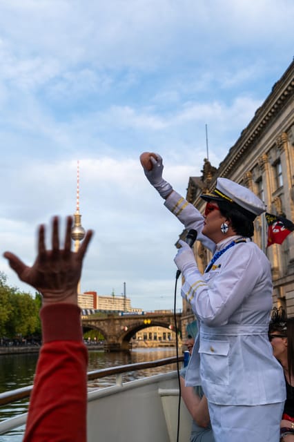 Berlin: Christmas cruise on the Spree with drag queen Audrey. - FAQ