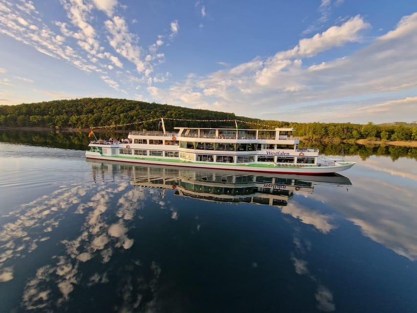Biggesee: 80s & 90s Lake Boat Party - An In-Depth Look at the Experience
