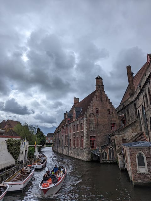 Bruges: Walking Tour with Hot Chocolate & Chocolate Tasting - The Itinerary in Detail