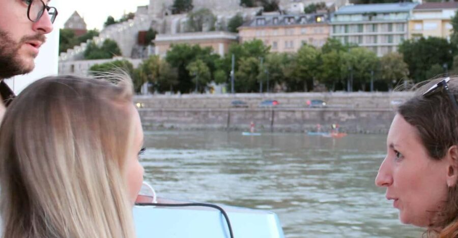 Budapest: Boat Cruise with Personal Guide and Drink - Key Points