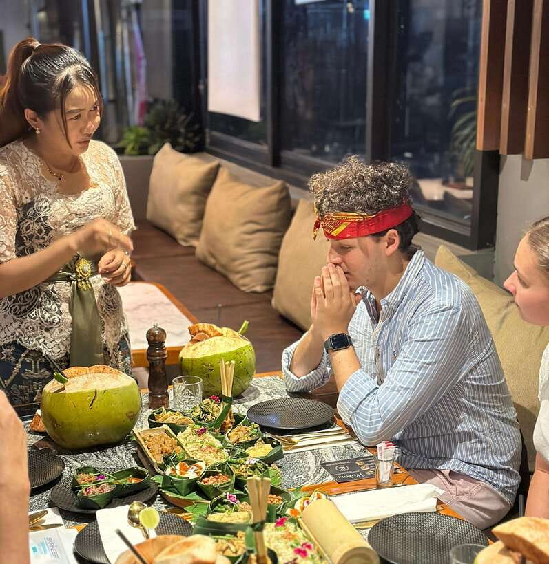 Canggu: Megibung a Unique Balinese Dining Experience - Traditional Attire and Cultural Engagement