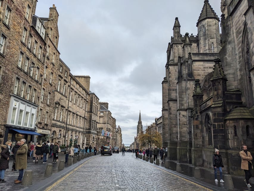 Dark Stories of Edinburgh: walking tour in French - The Experience in Detail