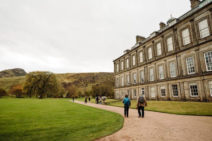 Edinburgh Castle: VIP Early Access & Royal Mile & Holyrood - Key Points