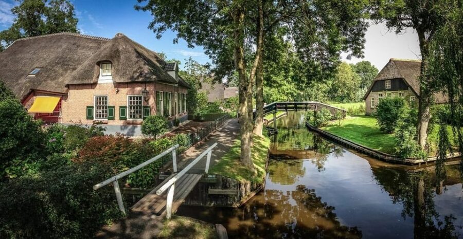 Giethoorn: 2,5 Hours 7 persons boat steeringwheel + cushions - Why This Tour Works for Different Travelers