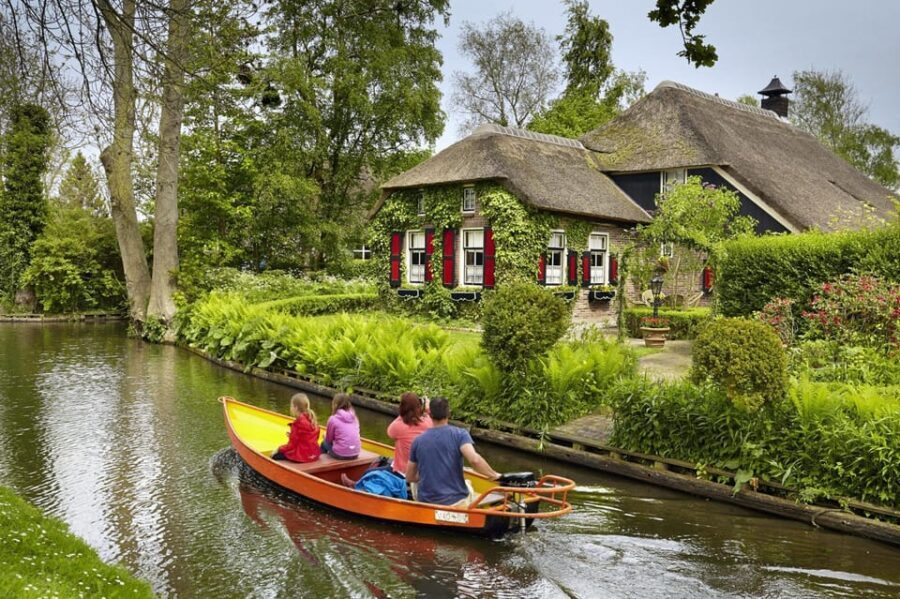 Giethoorn: Round trip from Amsterdam optional guided cruise - Why This Tour Works Well