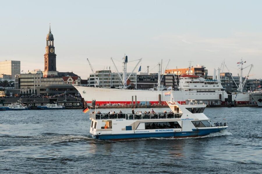 Hamburg: 1 hour harbor boat Tour Hamburg - Why This Tour Works