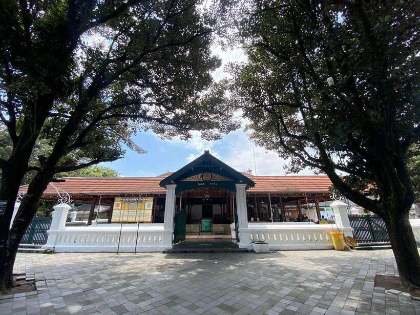 Heritage Journey Through the Cultural Gems of Kotagede - Stepping into Colonial Yogyakarta at Benteng Vredeburg